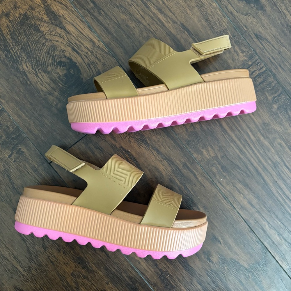 Stylish Women's Sandals with Pink Soles